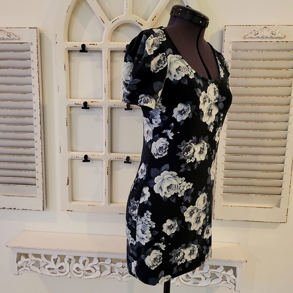 Black & White Rose print Key hole back jersey knit dress sized Small - Picture 4 of 4